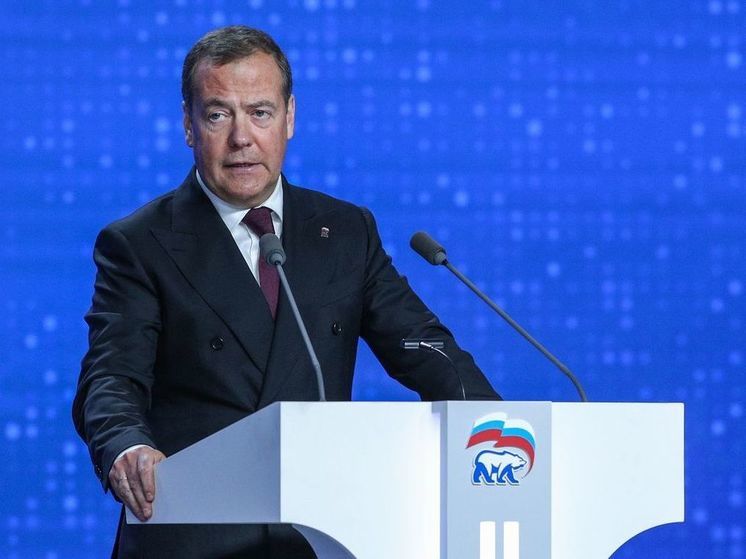 Зампред СБ Медведев проинформировал, что доложил Путину об изготовлении вооружений