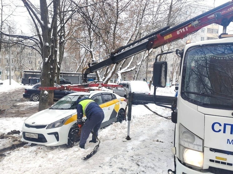 Таксист перегородил аварийную трубу в Дмитрове