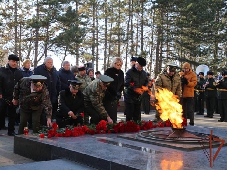 Военный оркестр Росгвардии принял участие в митинге у мемориала в Пятигорске