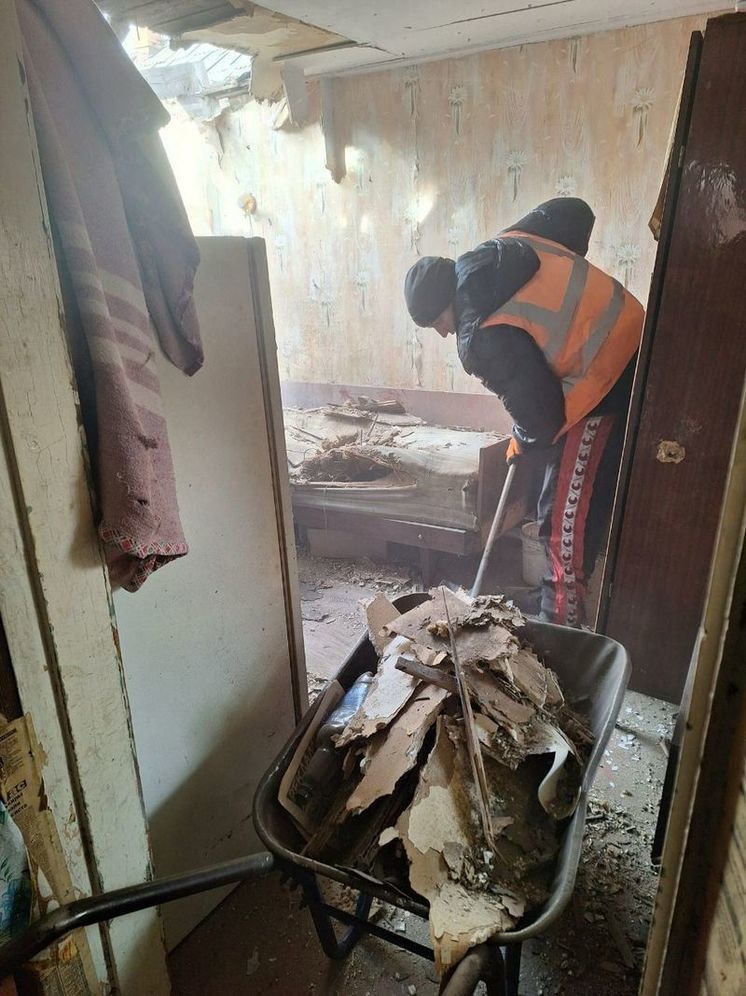В Новой Каховке ликвидируют последствия обстрела ВСУ