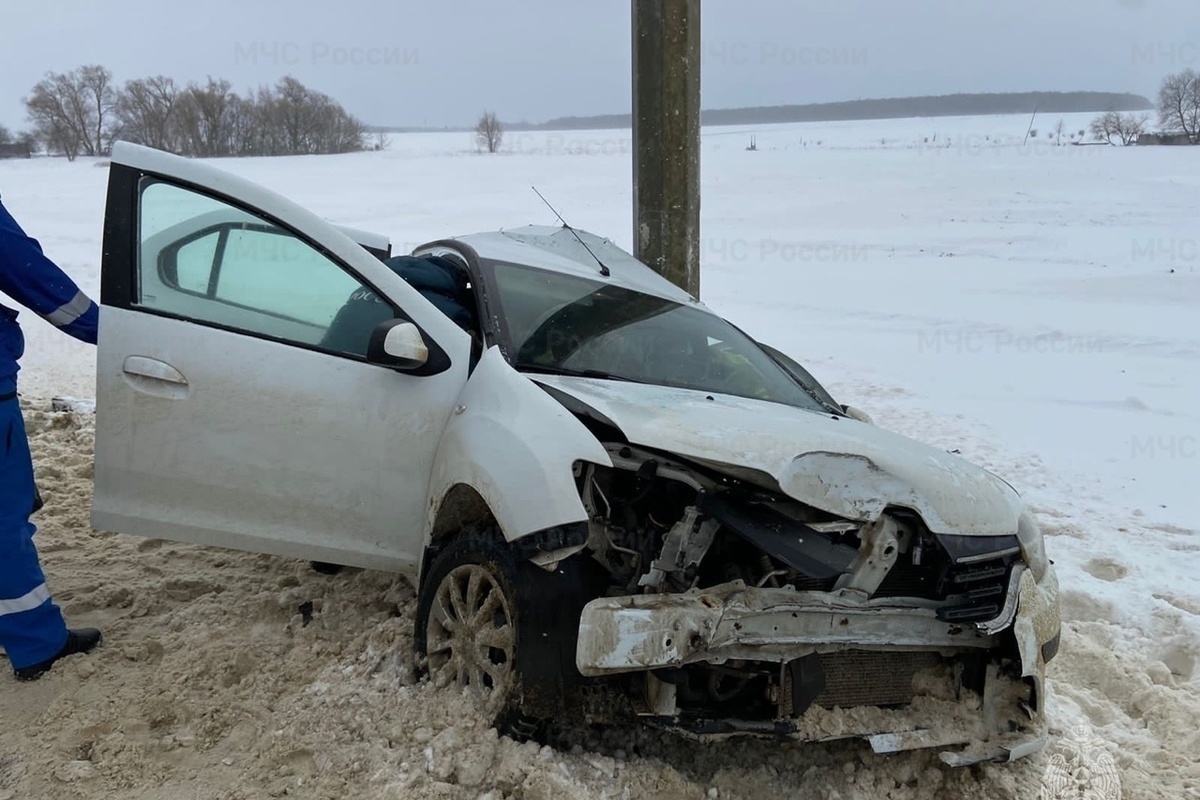 Под Орлом авто съехало в кювет и столкнулось со столбом освещения