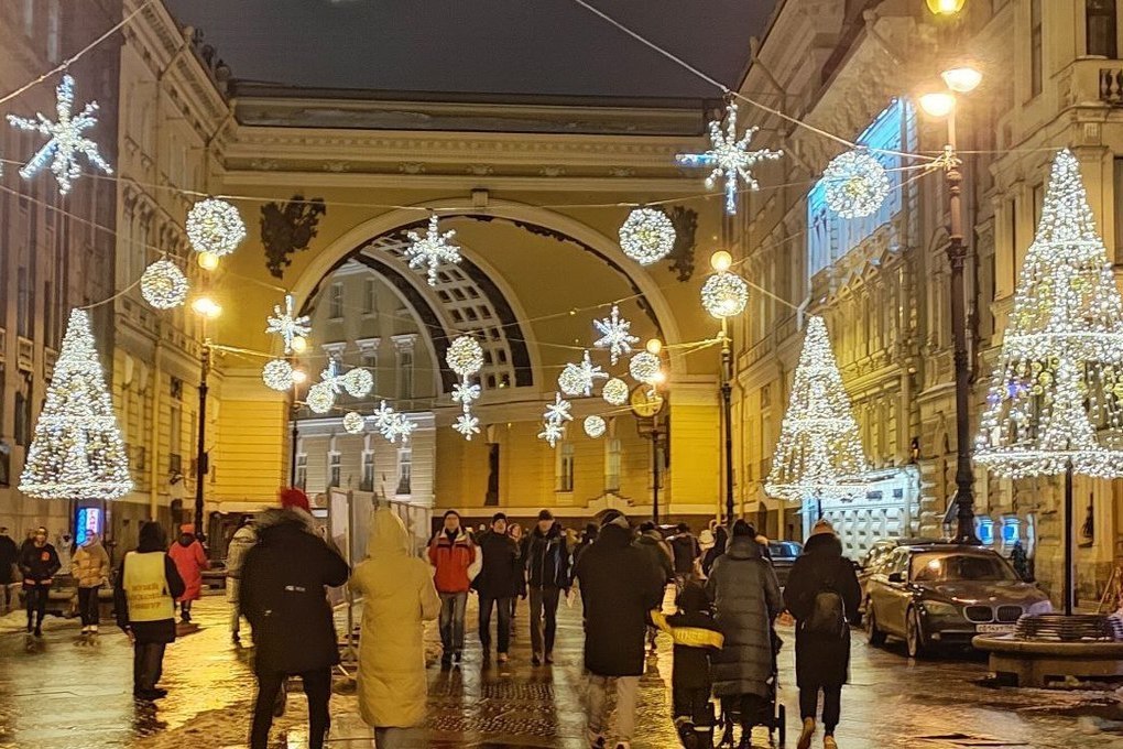 Смольный сообщил, когда будут снимать новогодние украшения в Петербурге
