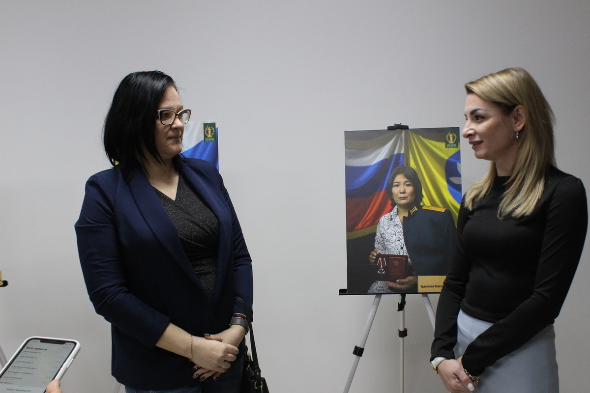 В Калмыкии на базе республиканского штаба общественной поддержки открылась фотовыставка «Жены Героев»