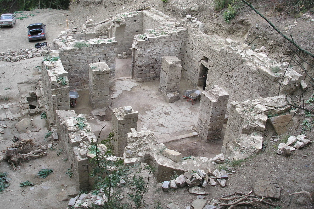 Археологи пытаются найти ответы на вопросы, связанные с историей уникального храма возле Судака
