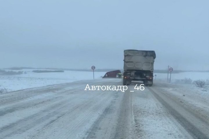 На трассе в Курской области в результате ДТП вылетел в кювет фургон