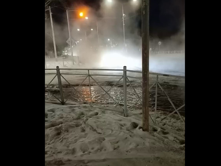 Мощный поток воды из канализации затопил улицу в Краснокаменске