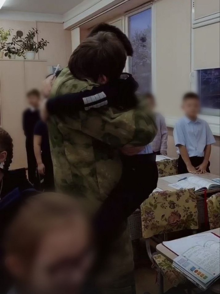 Папа вернулся: боец СВО приехал с фронта и пришел к сыну в школу в Ноябрьске
