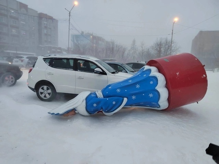 Рухнувшая из-за ветра Снегурочка в Лабытнанги разбила машину