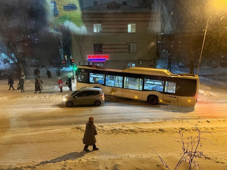 В Новосибирске автобус № 23 попал в ДТП на ОбьГЭСе