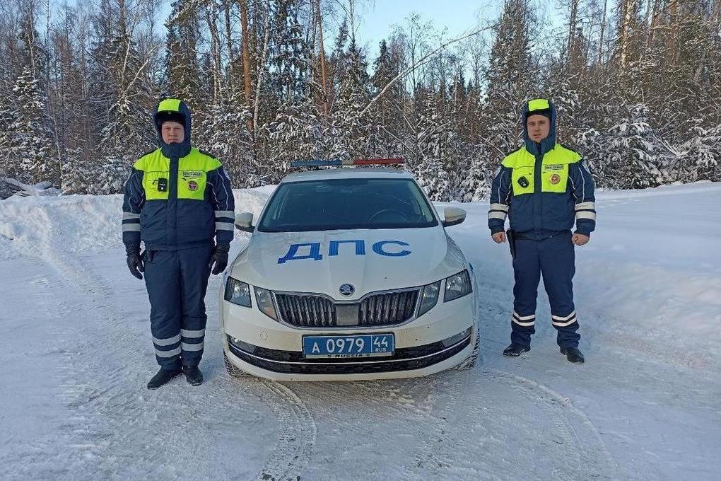 Сотрудники ДПС не дали замерзнуть путешественникам из Шарьи в Кострому