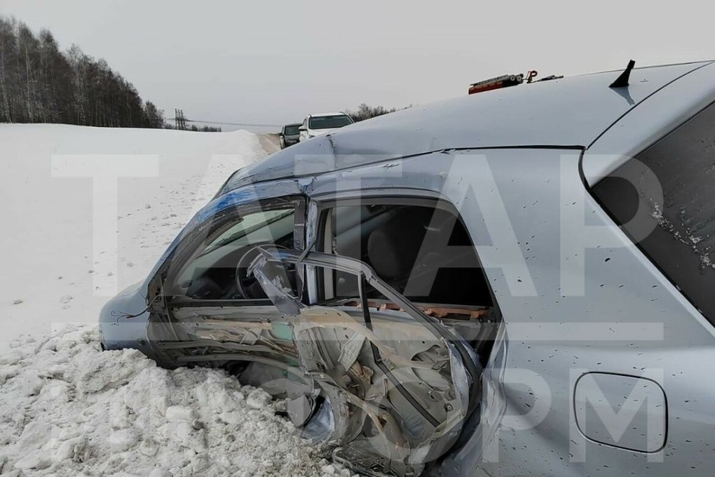 В Татарстане водитель иномарки пострадал в столкновении с двумя грузовиками