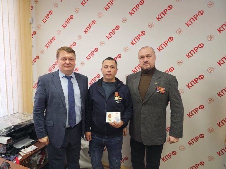 Владислав Егоров вручил памятную медаль нижегородцу Калёнову Денису