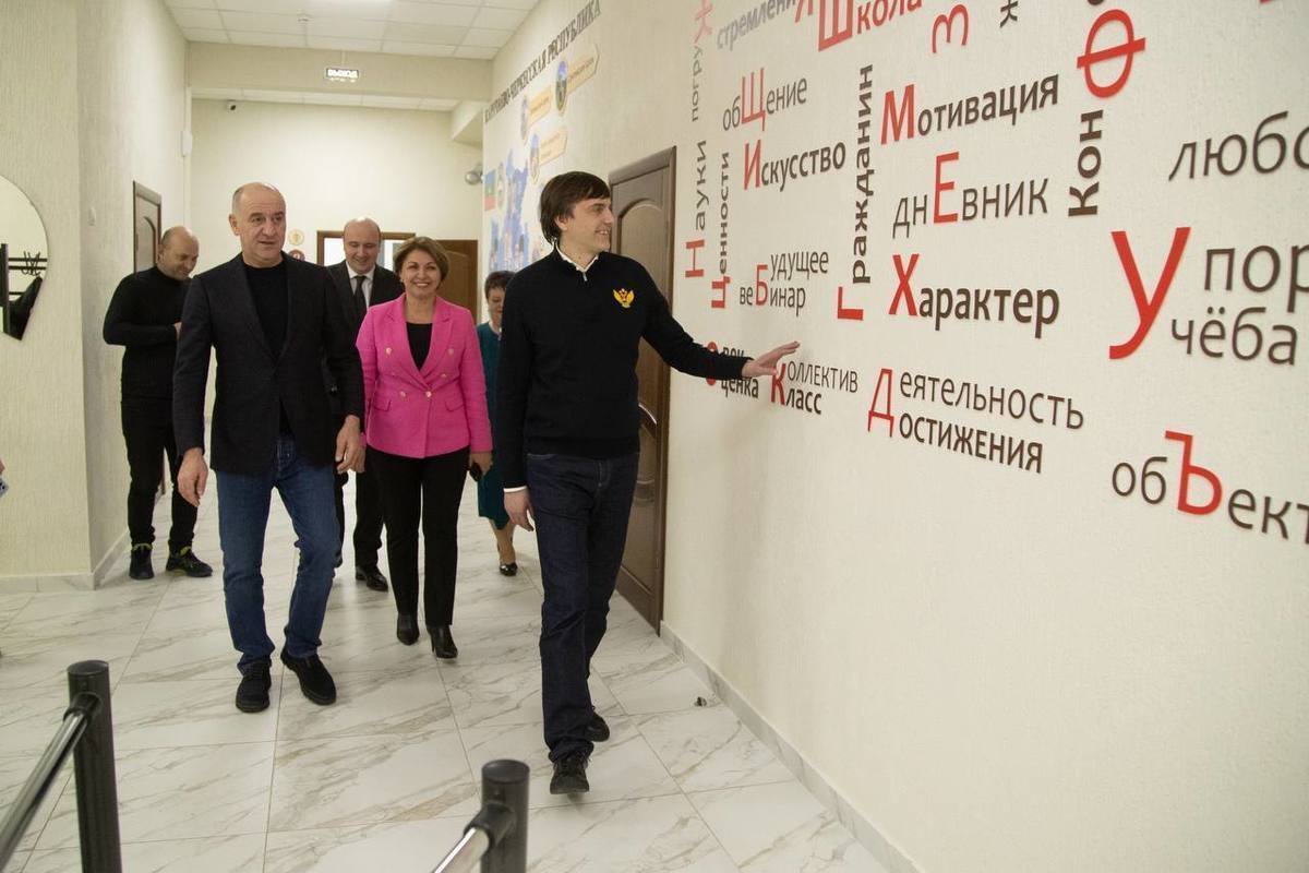 Глава КЧР и министр просвещения РФ посетили школу в Черкесске после ремонта