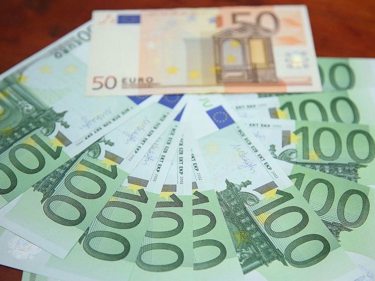 Курс евро впервые за месяц упал ниже 97 рублей