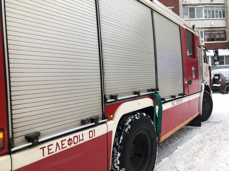 Две женщины эвакуировались из горящего дома в Верховажском округе