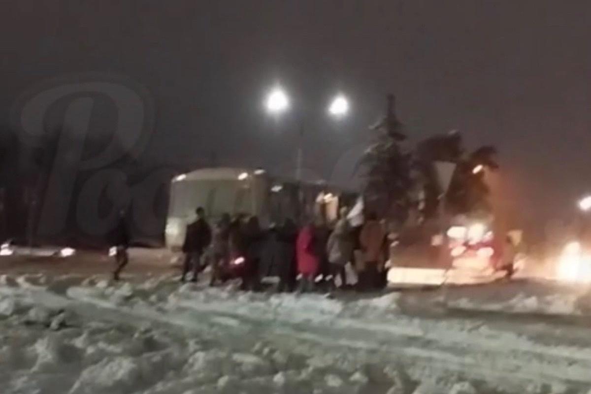 В Гуково пассажиры толкали застрявший в снегу автобус