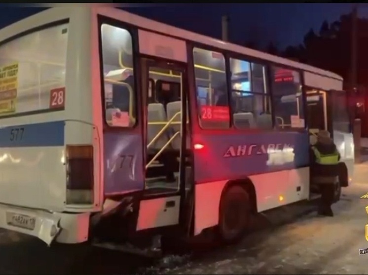 Рейсовый автобус попал в ДТП в Ангарске
