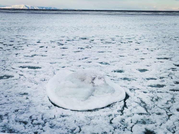 На южном Байкале в Бурятии оторвало две льдины с рыбаками