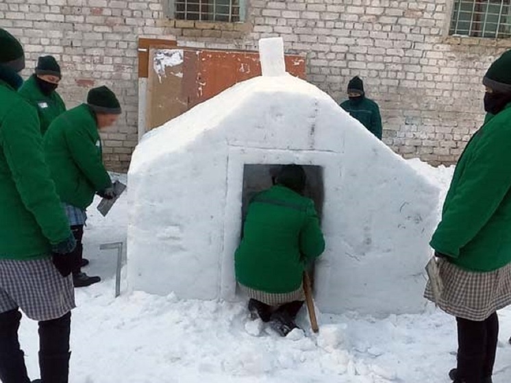 Осужденные лепят в тверских колониях дома и драконов