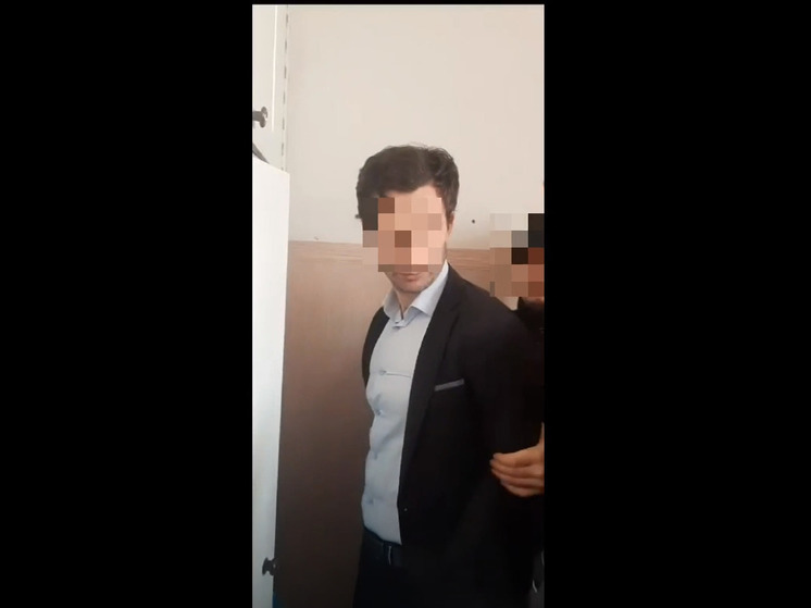 Высокопоставленного полицейского из Барнаула задержали за получение взятки