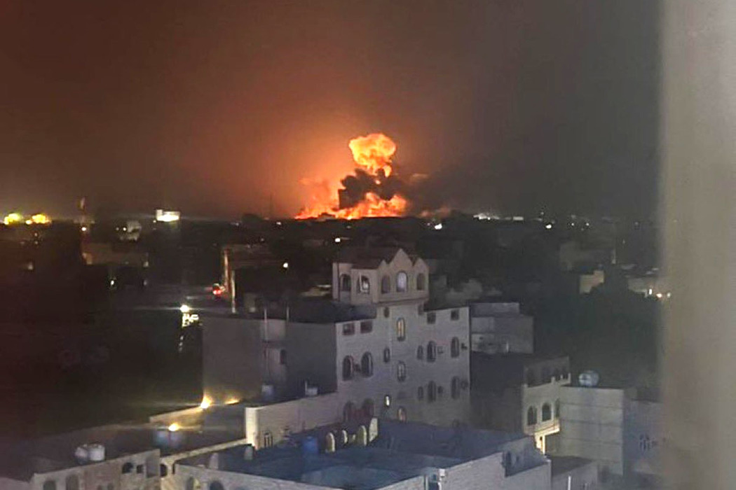 США и Великобритания нанесли жесткий удар по Йемену: кадры взлетов истребителей, пожаров