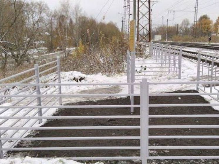 На железнодорожных переходах области установят ограждения «змейка»