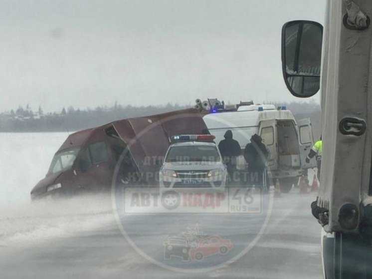 Три человека пострадали в ДТП с микроавтобусом на курской трассе