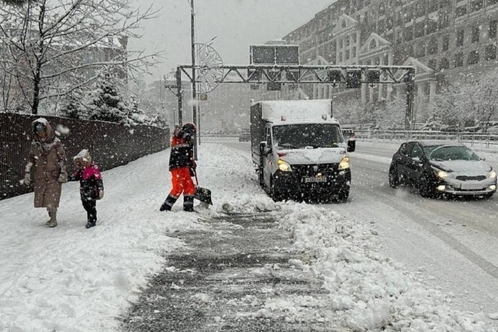 В горах Сочи устраняют последствия снегопада