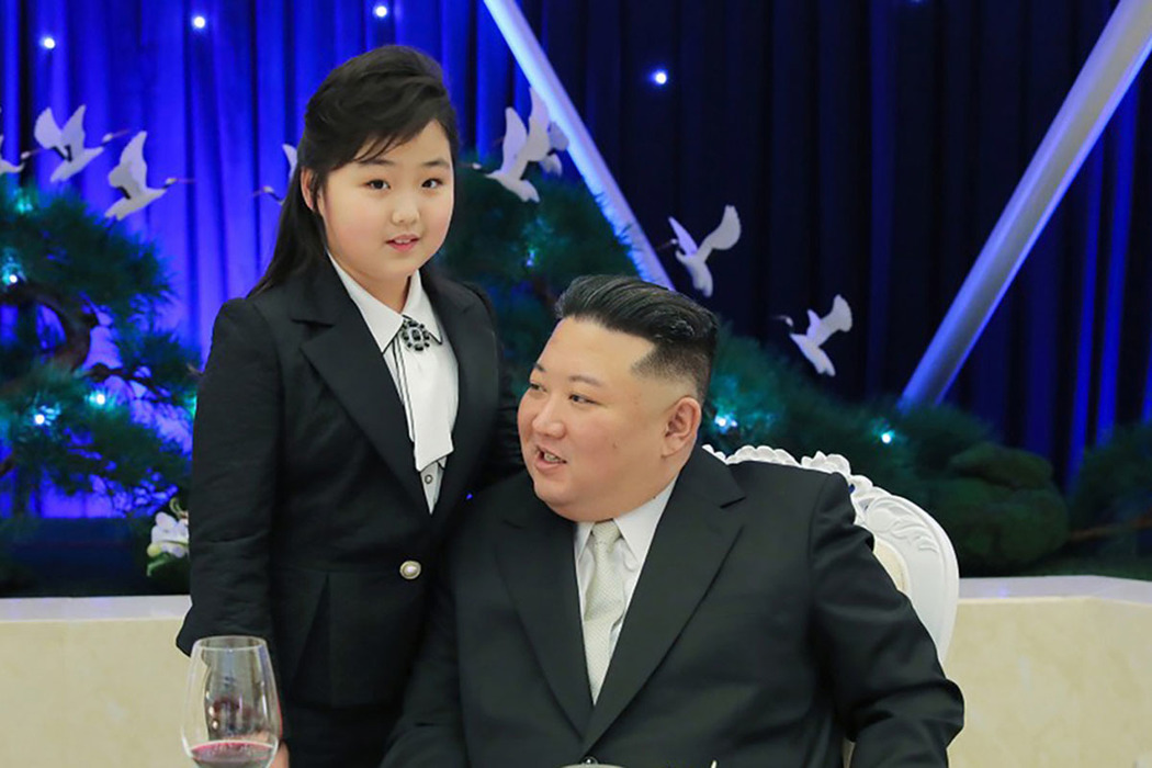 Любимую дочь Ким Чен Ына назвали его вероятной преемницей: фото Чжу Э