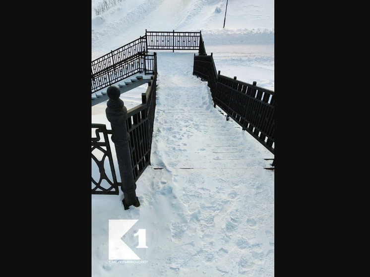 Горки вместо лестниц образовались на мосту в Кемерове