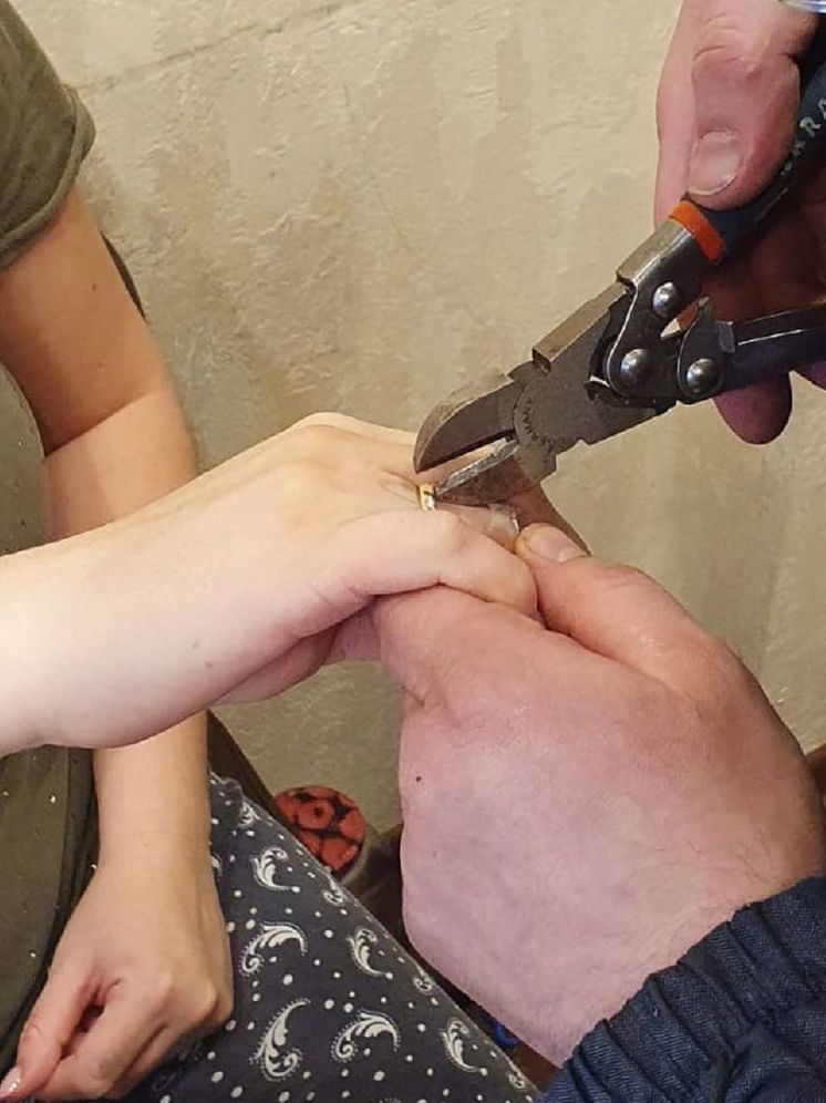 Спасатели Долгопрудного освободили заложницу обручального кольца