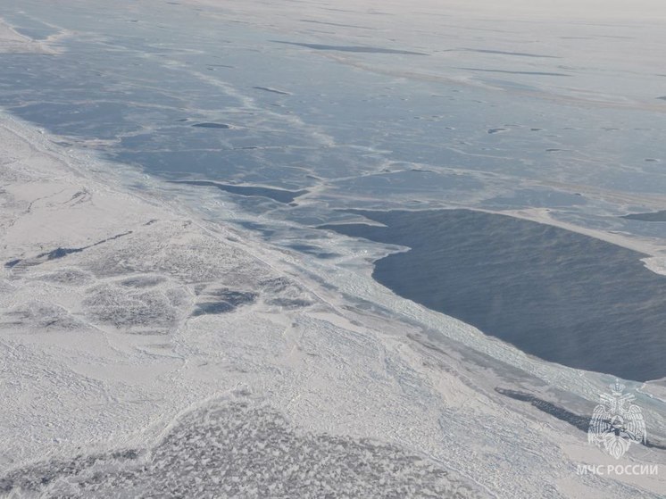 На Байкале вблизи станции Выдрино и поселка Танхой оторвало льдины, на которых были люди