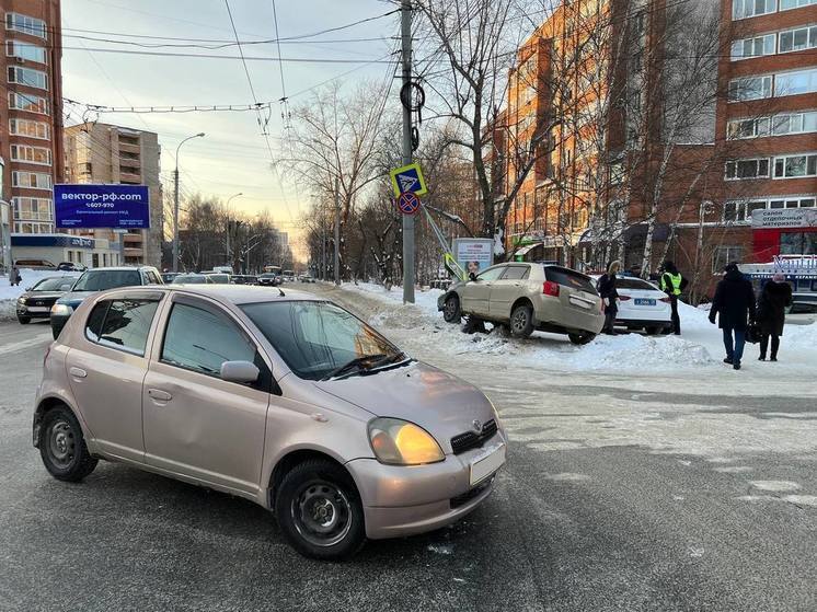 Две Toyota не разъехались на перекрестке Киевской и Фрунзе в Томске