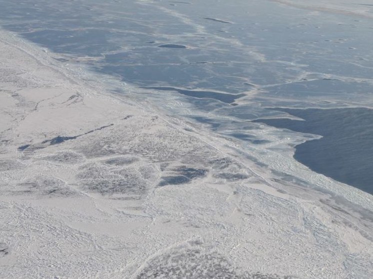 Людей, которые оказались на оторванной льдине в Байкале, спасли