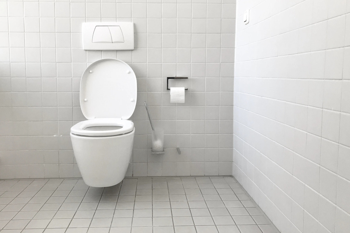 В туалетных кабинках российской школы установили прозрачные двери