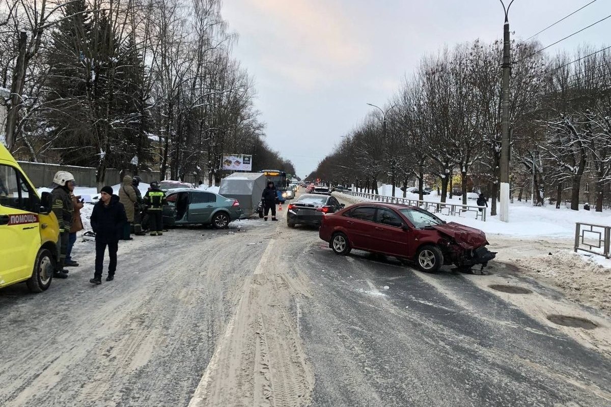 На Петербургском шоссе в Твери столкнулись три иномарки - два человека доставлены в больницу