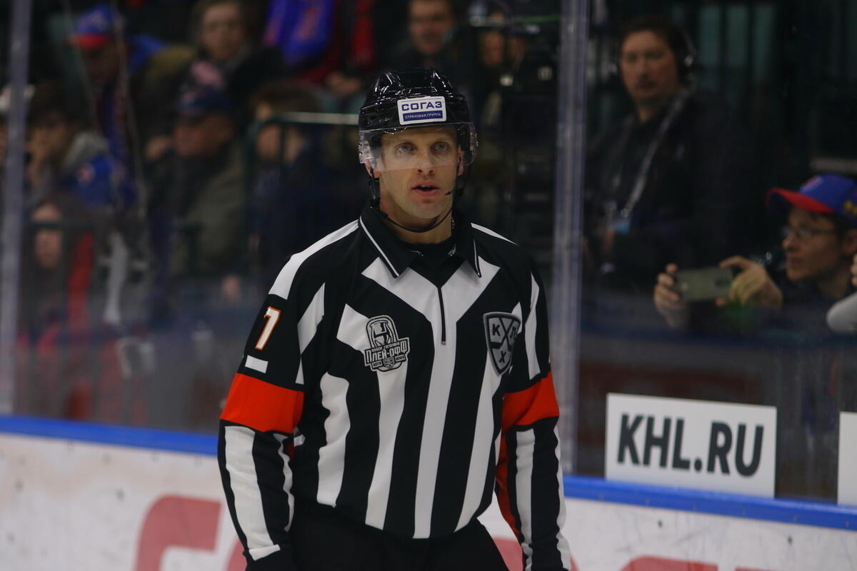 В КХЛ рассказали о мерах в отношении арбитра за оскорбление тренера «Авангарда»