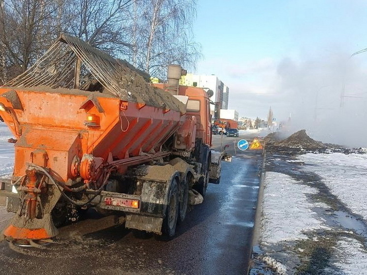 После ЧП с кипятком в Курске расчищают улицу Энгельса от наледи