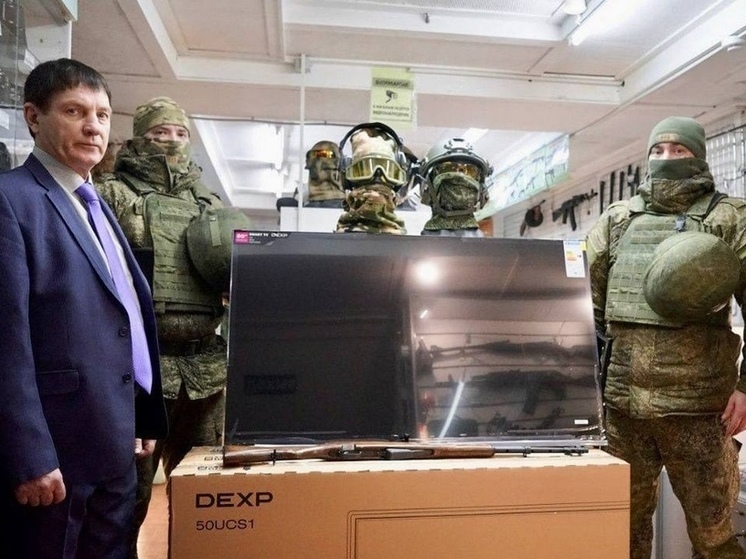 В Курске директор «1-го Военторга» передал военным ВС РФ телевизионные приемники