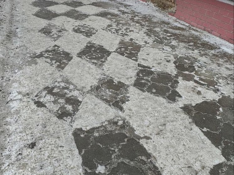 Узор из снега в виде ромбов и квадратов сделали на тротуаре в центре Читы