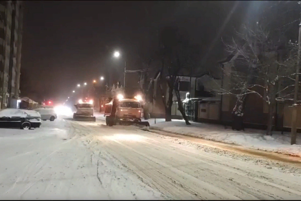 Коммунальная техника продолжает расчищать улицы Ставрополя от снега