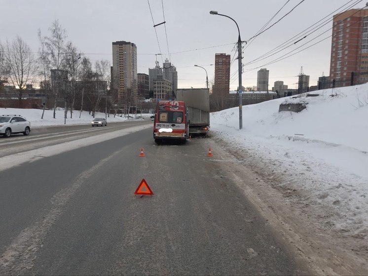 В Новосибирске маршрутка №25 с пассажирами столкнулась с грузовиком