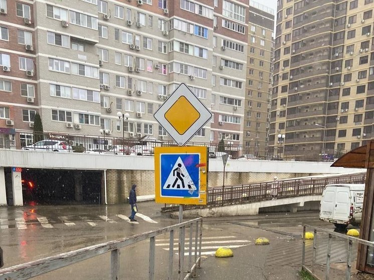 Дорожный знак упал на женщину в Краснодаре