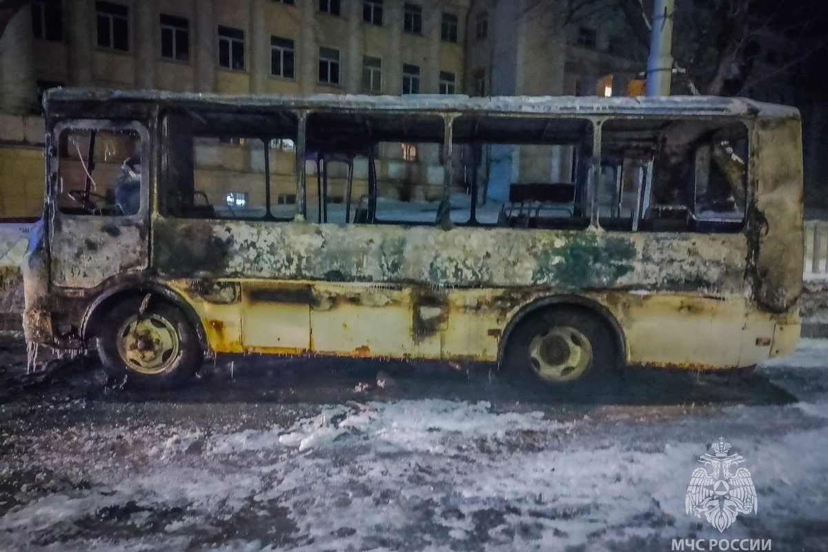 В Смоленске на Покровке сгорел автобус