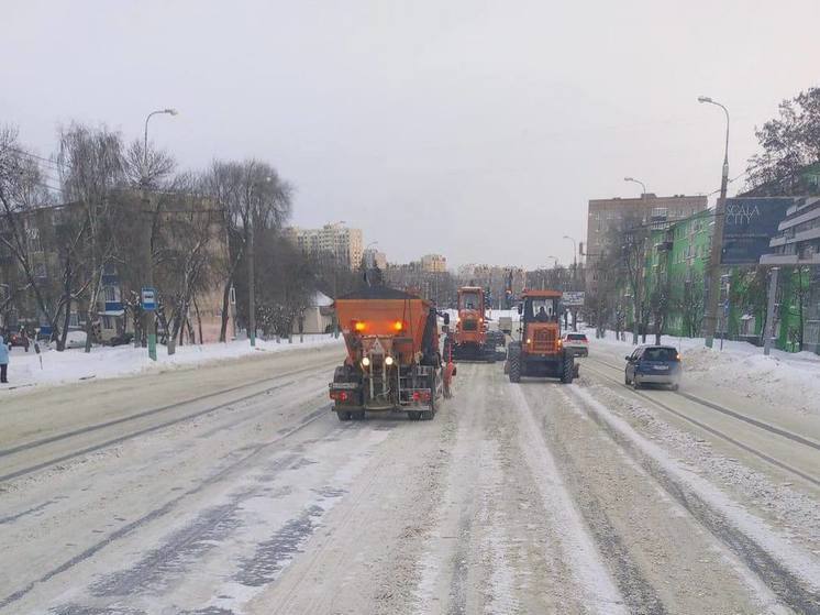 Улицы Пензы продолжают очищать от снега