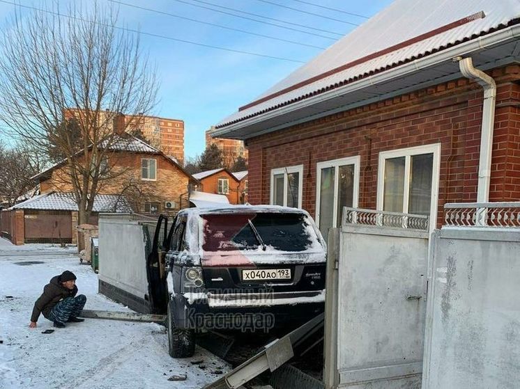 В Краснодаре автомобиль влетел в забор частного дома