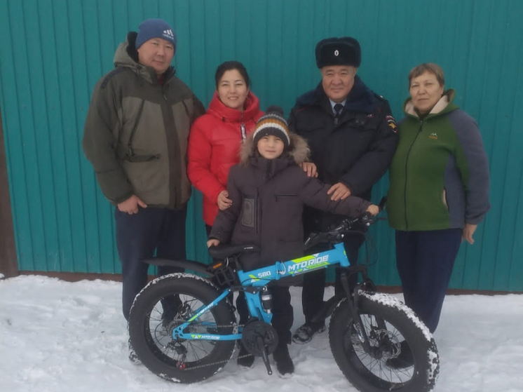 «Полицейский Дед Мороз» поздравил сына участника СВО из Баяндаевского района