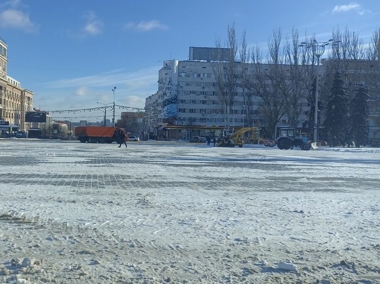 Более 61 тонны посыпочного материала использовали дорожники в Донецке за сутки