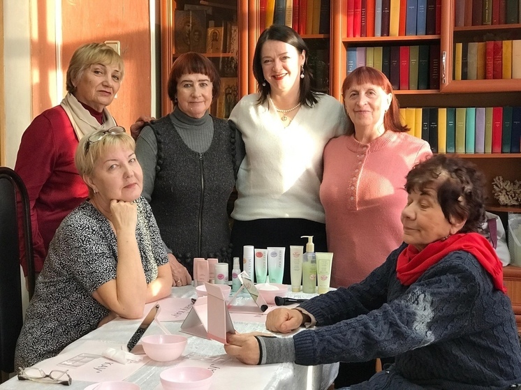 В Серпухове провели уроки красоты для старшего поколения