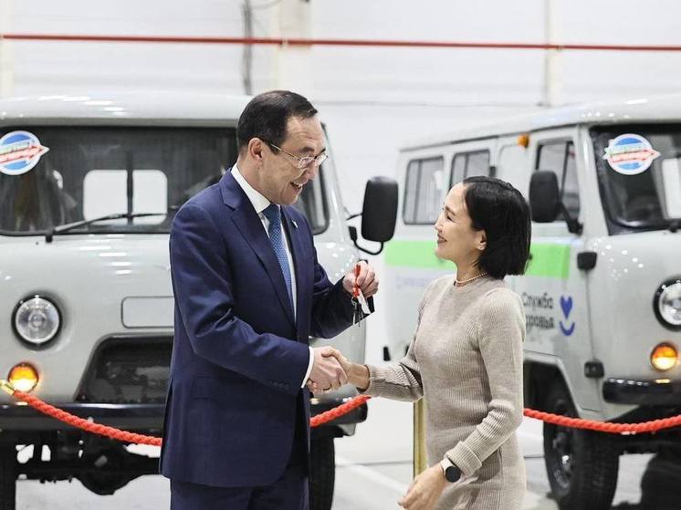  25 центральным районным больницам Якутии передали ключи от новых автомобилей